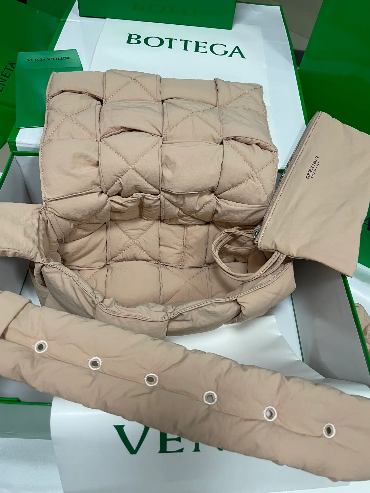 #𝐂𝐀𝐒𝐒𝐄𝐓𝐓𝐄 Nylon tofu tofu bag This Cassette is so cute, its cute appearance does not affect its practicality and the capacity is good! The fabric is low-key and very textured, suitable for daily wear with casual wear. The cross-woven design of the wide cloth is really stunning. The bag has a puffy shape and feels like a piece of tofu. It can be worn on one shoulder, cross-body or as a waist bag. You can also adjust the shoulder strap to the size of the bag under the armpit, so you can have it all! S30x15cm【8951#】